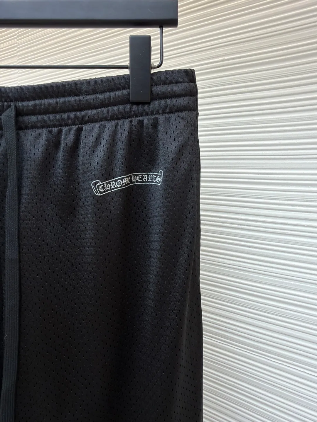 Chrome Hearts ice hockey uniform letter printed trousers ●Original version: purchased and developed by 10989 ●Item number: 1681769-A40 ●Fabric: high-density breathable mesh fabric ●Technology: printing production ●Color: black ●Version: fitted version ●Weight: about 535 grams ●Size: S-M-L ●Description: Made of high-density breathable mesh fabric, treated with soft washing technology, it is smooth to the touch and breathable, and will not feel stuffy after long-term wear. The side of the trousers is decorated with embossed pattern embroidery, which is made through multi-layer needlework technology. The texture is three-dimensional and exquisite, and it is not easy to fall off, highlighting the dark aesthetic style of the brand. The waist is equipped with a drawstring design, which is suitable for various waistlines and can be worn without restraint. The fit is a loose, straight cut, with natural hems to ensure a neat look and plenty of room for movement. The stitching of the whole trousers is neat and even, and there is no accumulation of burrs in the details. The size is measured manually (an error of 1-3CM is normal). The craftsmanship balances comfort attributes and trendy design. It is a street style item with both practicality and style. The overall wiring is straight and delicate, the fabric is comfortable and soft, and the color is consistent without color difference. It can be matched with the same style to create a fashionable look and control various occasions. Customized accessories, complete with three standards, same style for men and women!